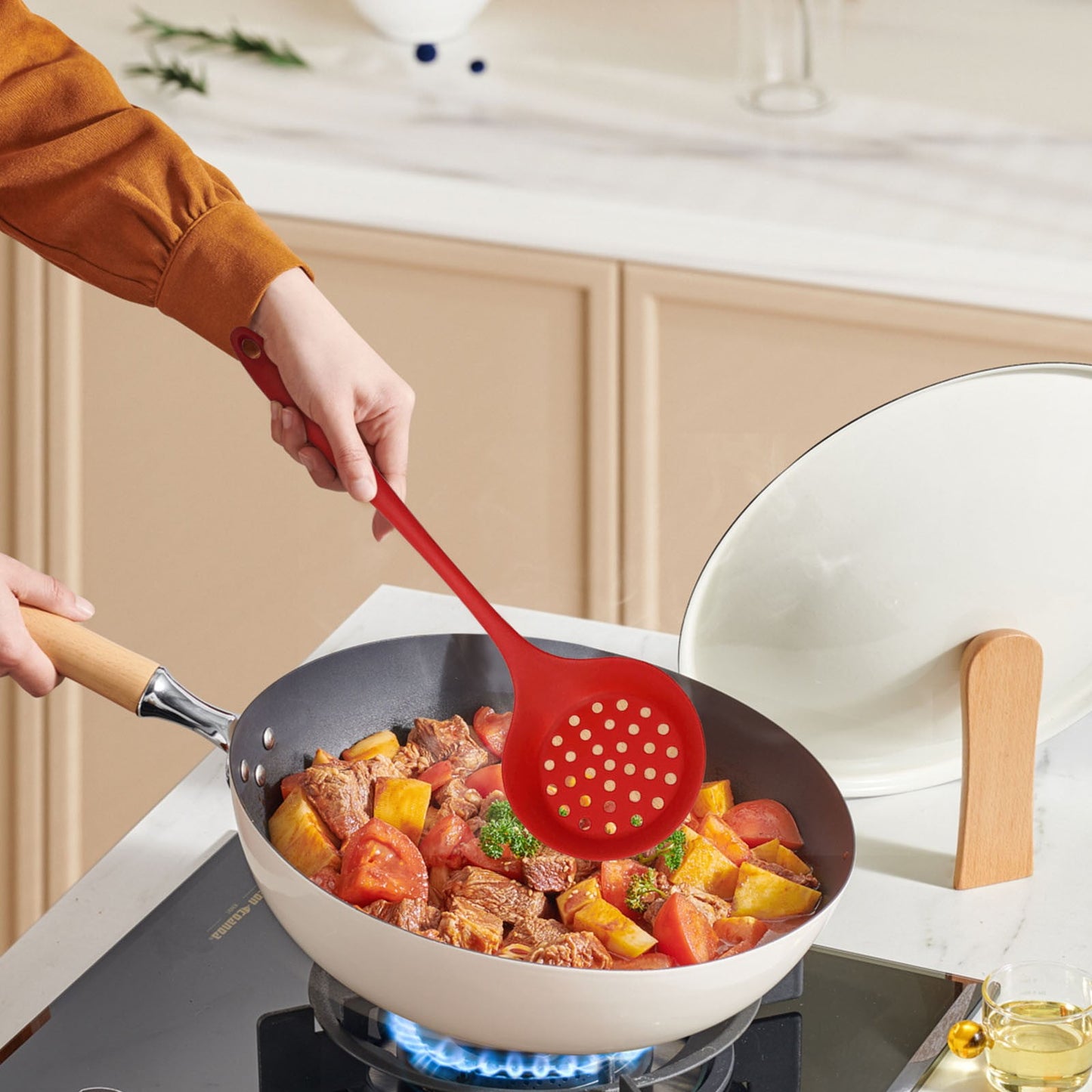 Silicone Skimmer Spoon Skimmer Spoon with Slotted Design, Long Handle Kitchen Strainer Ladle, Cooking Utensil for Frying Boiling, Non-Stick Cookware Safe Kitchen Tool