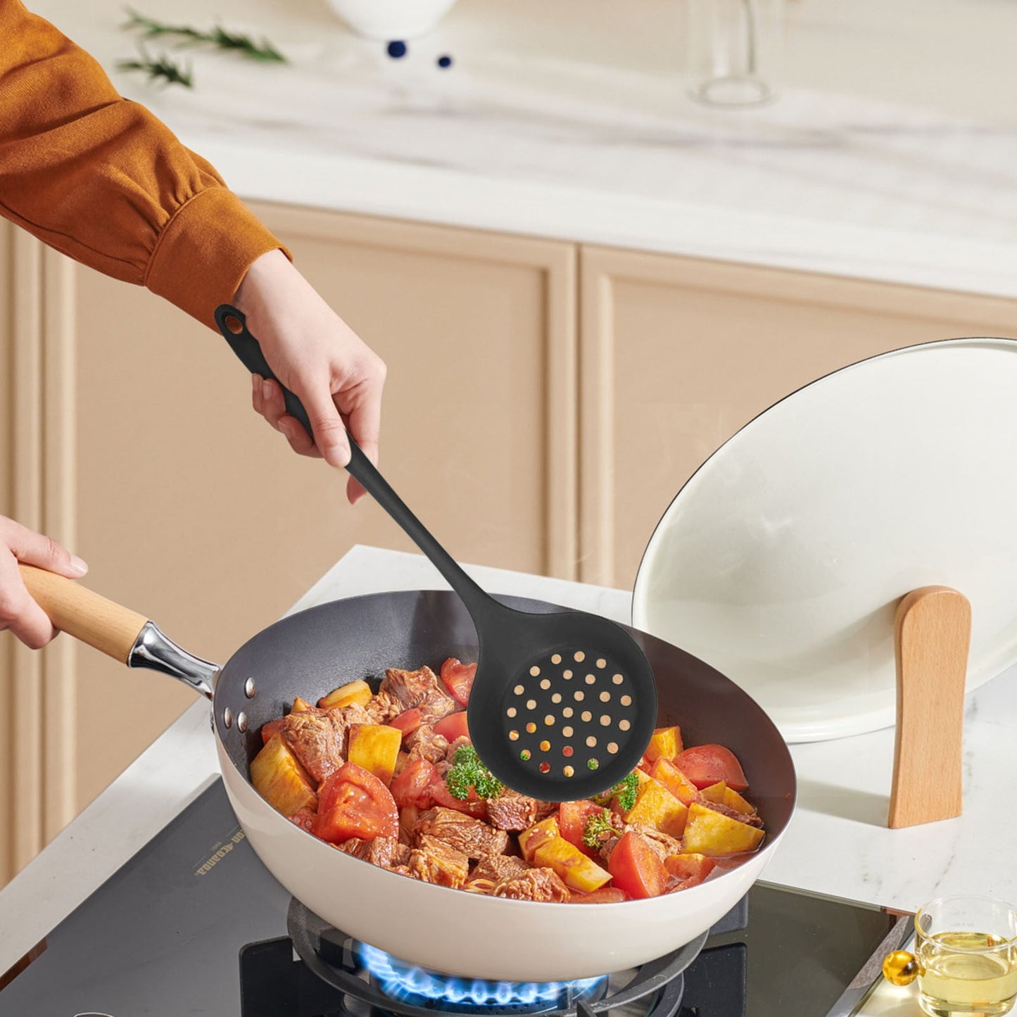 Silicone Skimmer Spoon Skimmer Spoon with Slotted Design, Long Handle Kitchen Strainer Ladle, Cooking Utensil for Frying Boiling, Non-Stick Cookware Safe Kitchen Tool