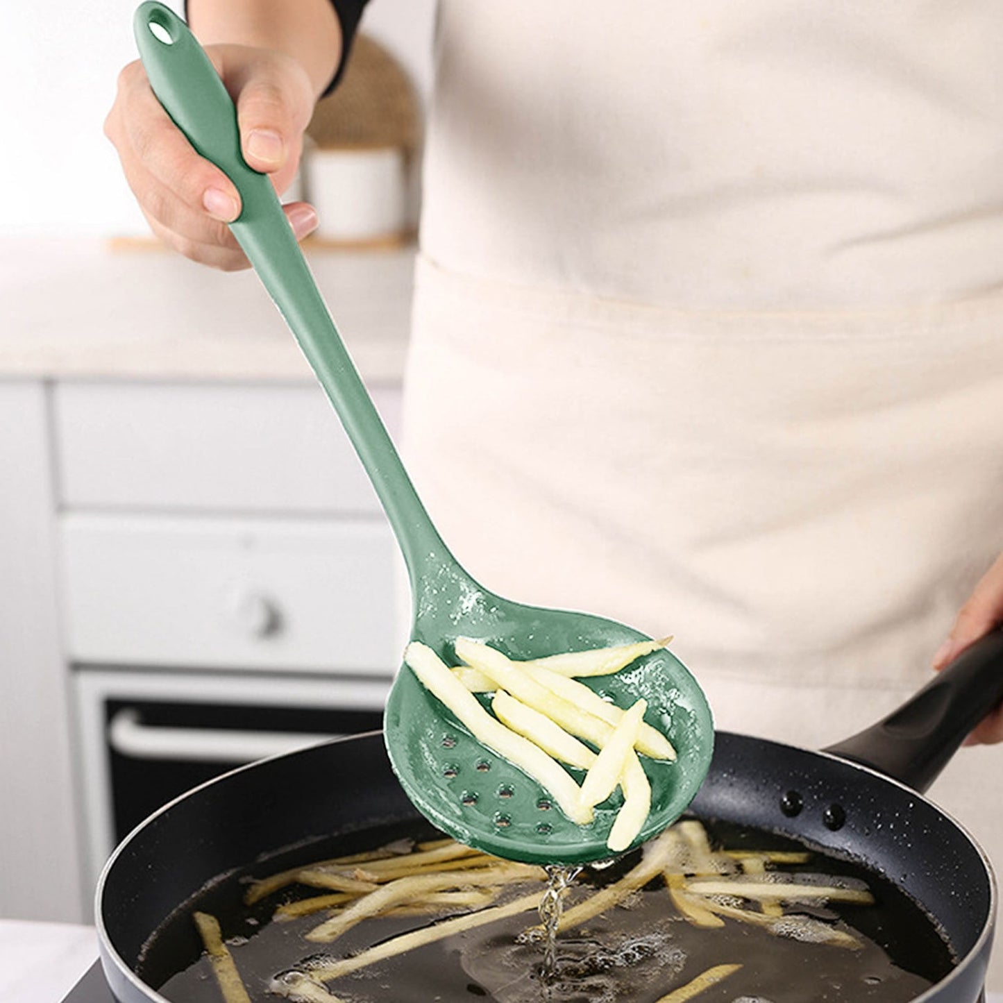 Silicone Skimmer Spoon Skimmer Spoon with Slotted Design, Long Handle Kitchen Strainer Ladle, Cooking Utensil for Frying Boiling, Non-Stick Cookware Safe Kitchen Tool