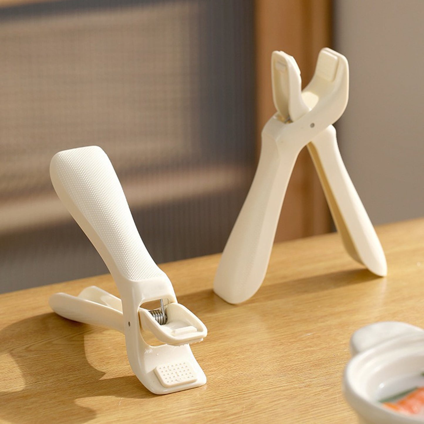 Anti-scald Clip Heat Resistant Bowl Clamp Multi-Angle Grip Oven Safe Ergonomic Kitchen Clip Lifter for Plates Pans Dishes