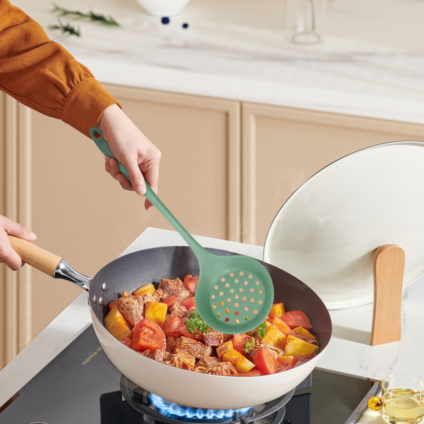 Silicone Skimmer Spoon Skimmer Spoon with Slotted Design, Long Handle Kitchen Strainer Ladle, Cooking Utensil for Frying Boiling, Non-Stick Cookware Safe Kitchen Tool